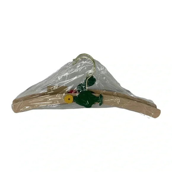 KIDS WOODEN HANGERS HANDMADE HAND PAINTED SET OF SIX TOXIC FREE - Picture 4 of 8